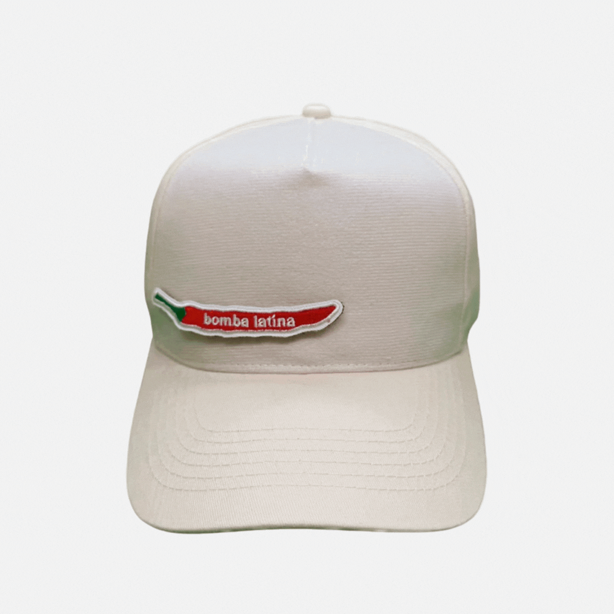 Vidéo du concept MUZO : Casquette beige à scratch avec patch smiley, coeur, teckel, piment - Démonstration personnalisation