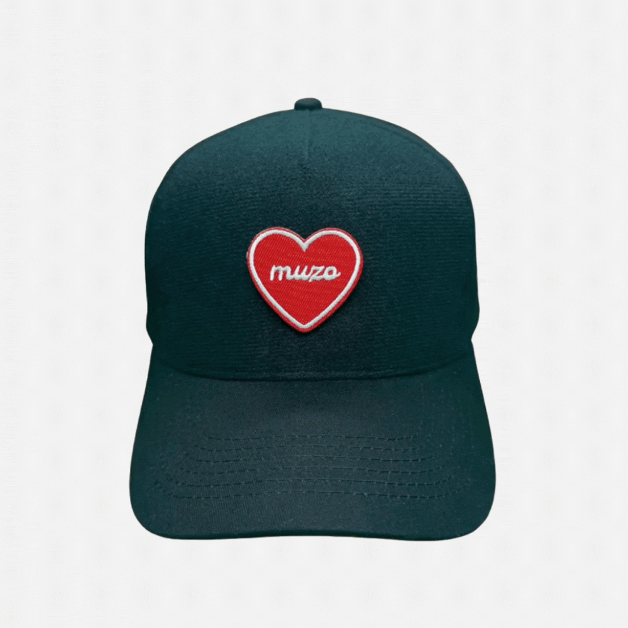 Vidéo du concept MUZO : Casquette noire à scratch avec patch coeur rouge - Démonstration personnalisation