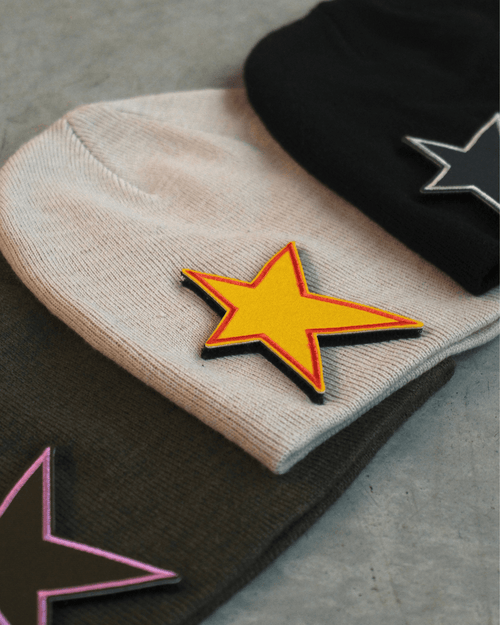 Gros plan sur l'étoile velcro jaune du bonnet STAR BEANIE MUZO
