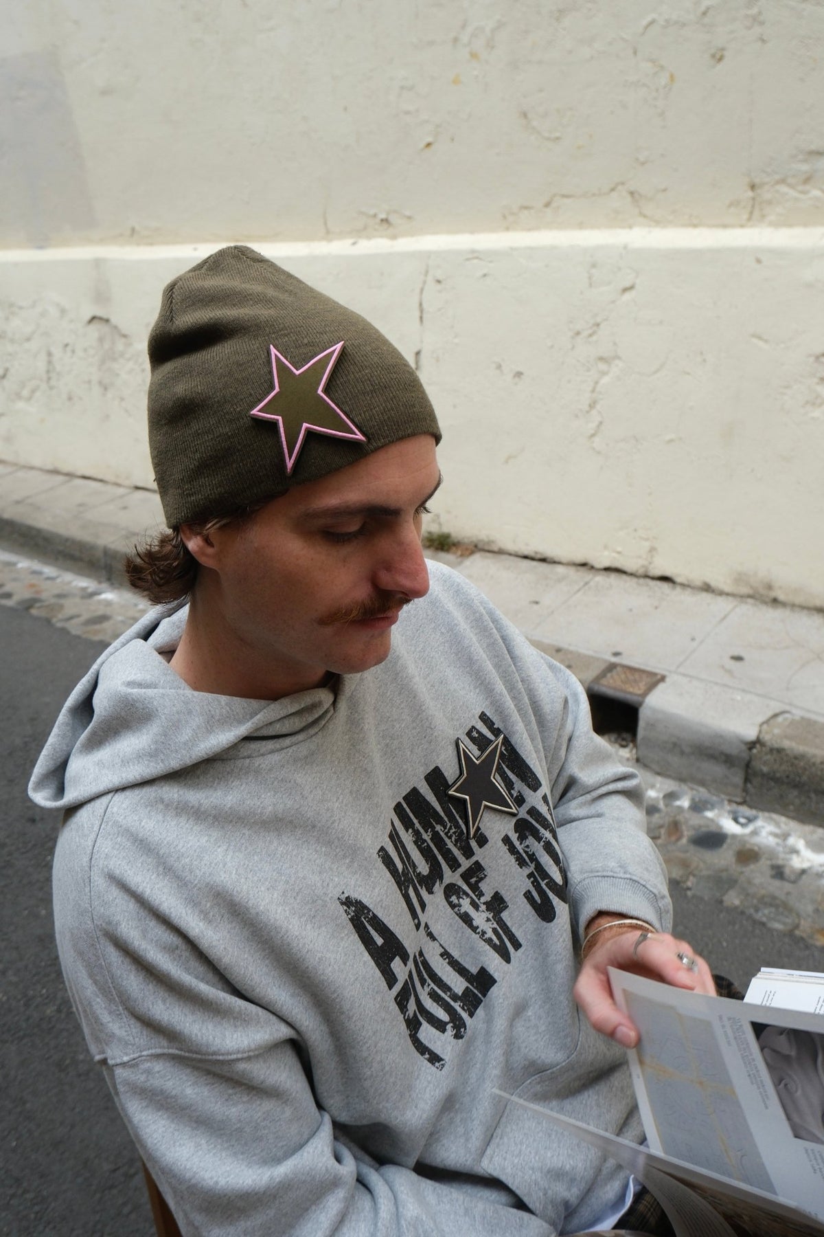 Homme portant le bonnet STAR BEANIE kaki et le JOY HOODIE MUZO